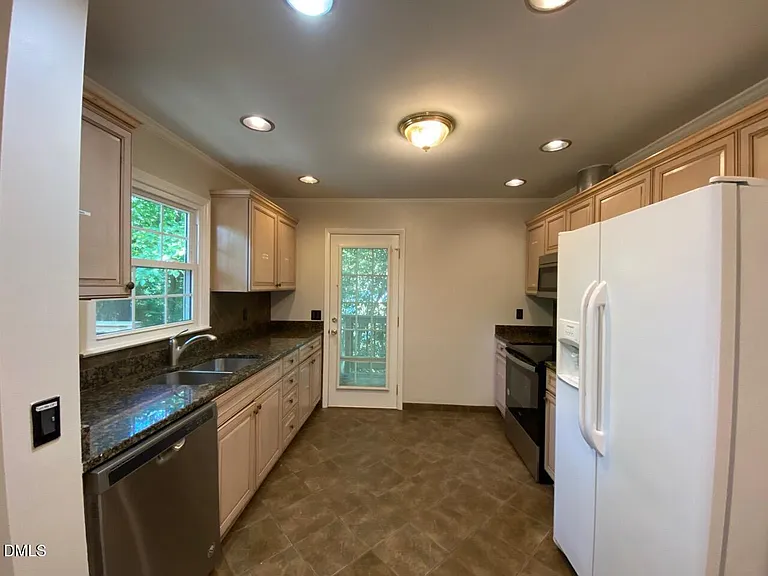 409 Killington Dr — Photo 3