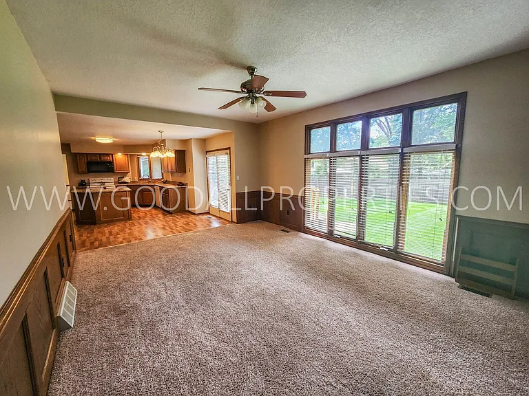 924 Prairie View Dr — Photo 4