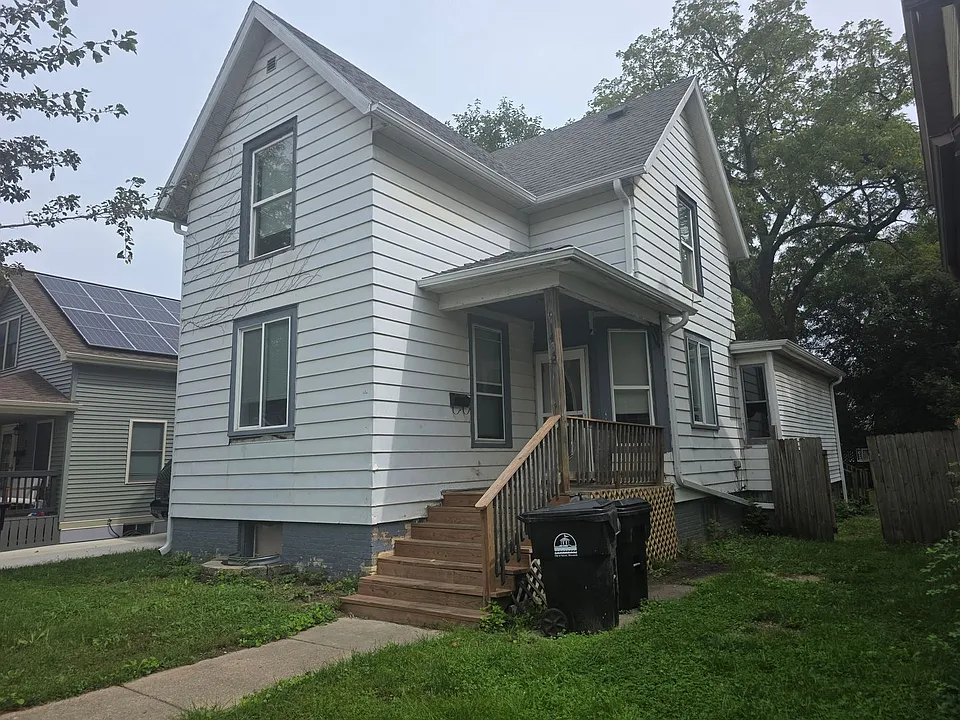 1435 Villa St