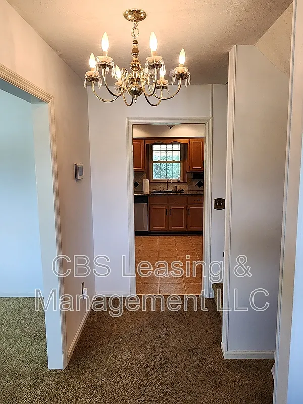 4 bed, 2.5 bath, 2024 sqft, $1,800 — Photo 2