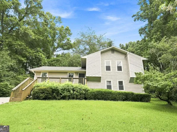 949 Falconcrest Dr, Lawrenceville, GA 30043