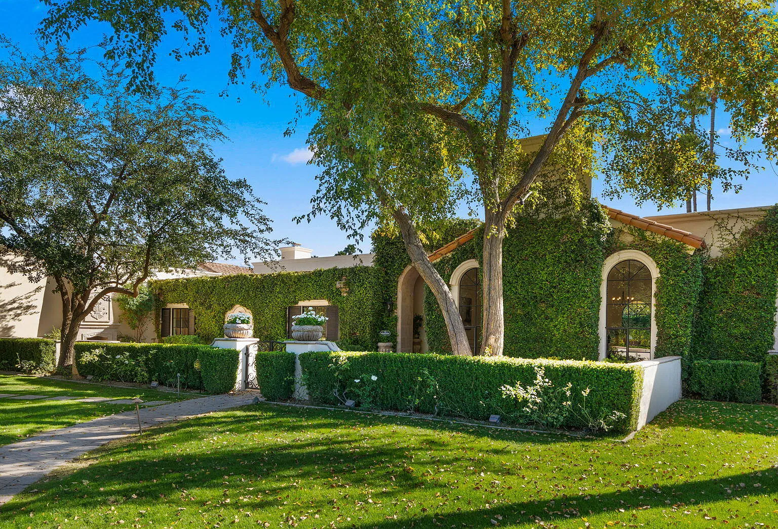 5 bed, 7.0 bath, 6159 sqft, $40,000 — Photo 2