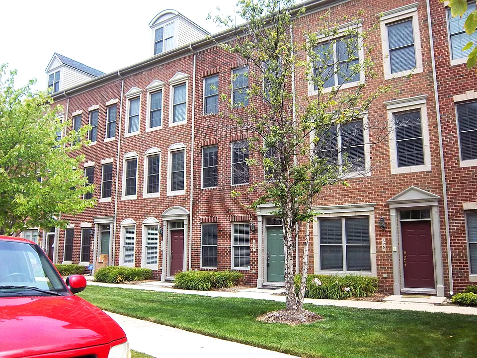 523 Graten St #35