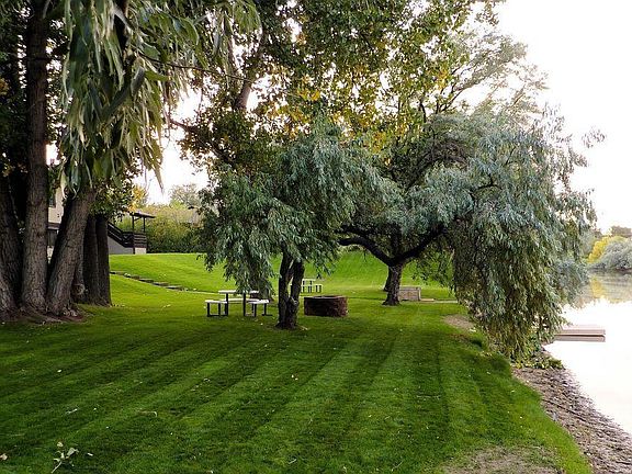 Beautiful park-like private setting