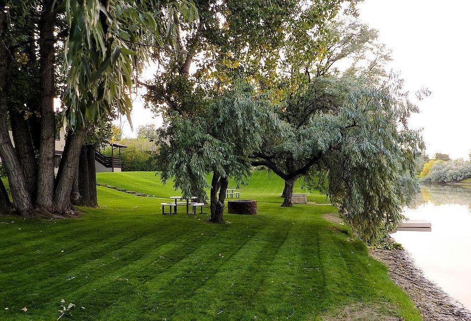 Beautiful park-like private setting