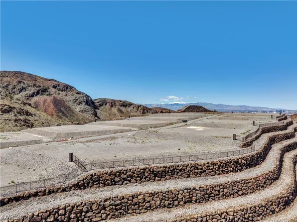 14 Hillcrest Dr, Henderson, NV 89015