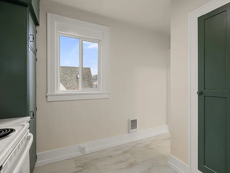 112 E 1st St #204 — Photo 3
