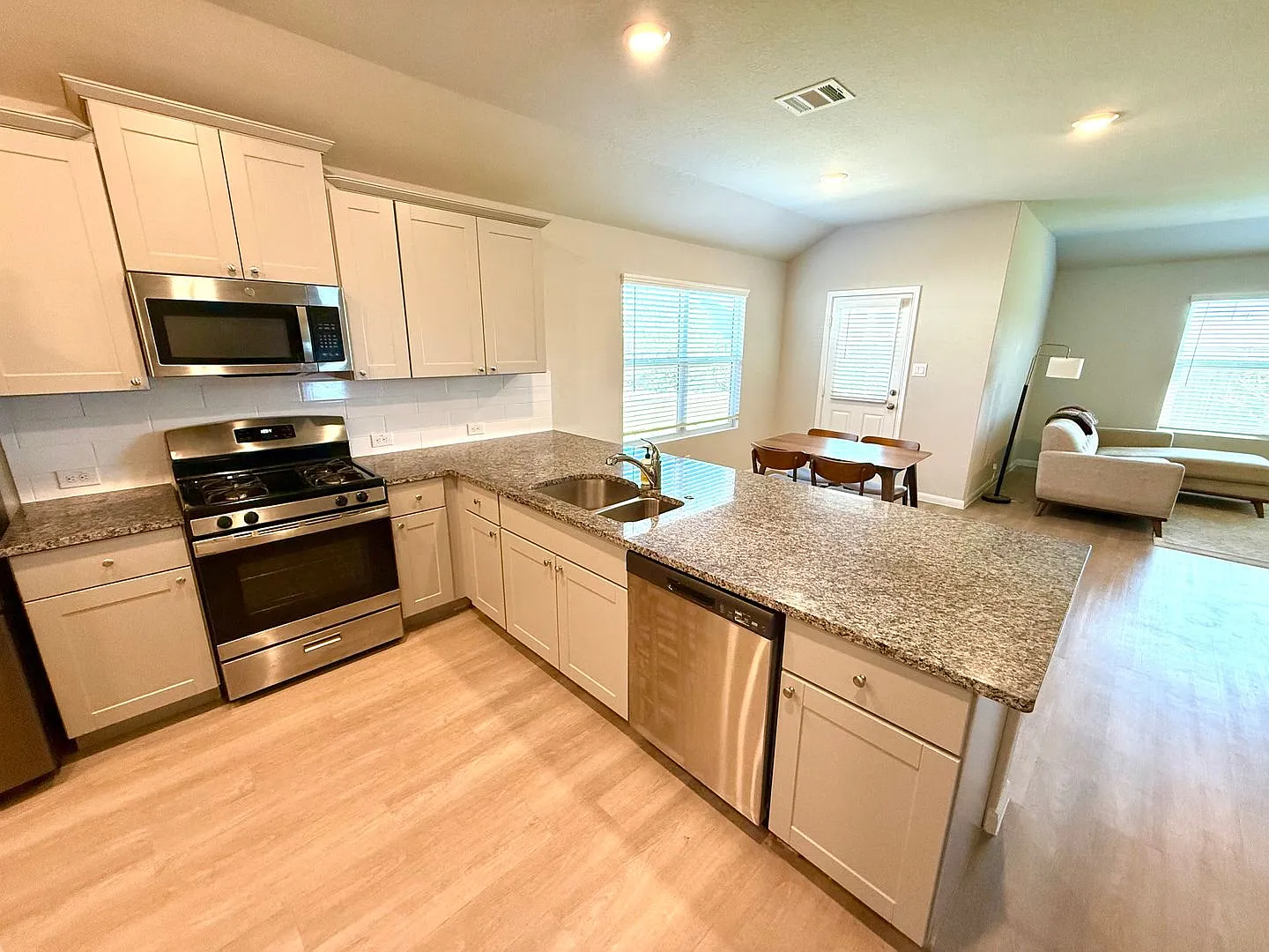 *Coming Soon* Gorgeous 3 Bedroom / 2 Bath Home W/ Community Park & Pool! — Photo 4