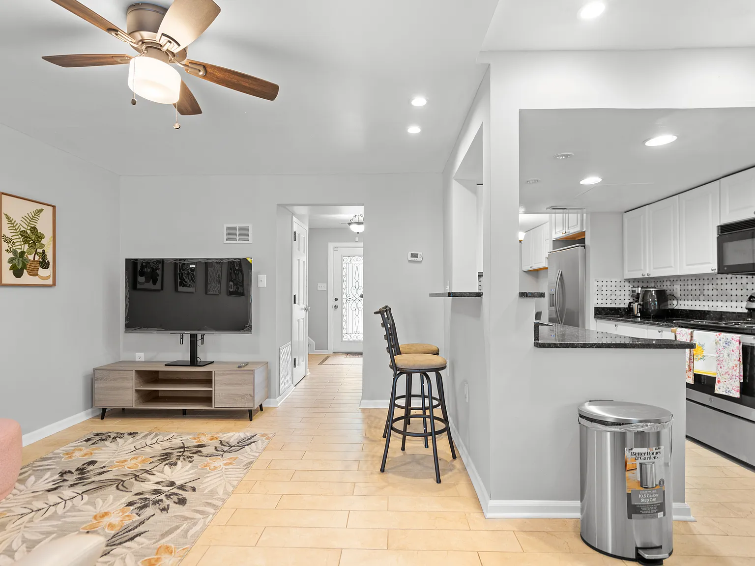 3 bed, 1276 sqft, $2,900 — Photo 3
