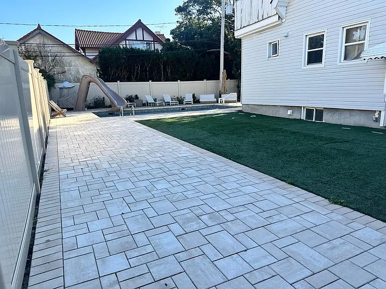 160 E Walnut St — Photo 2
