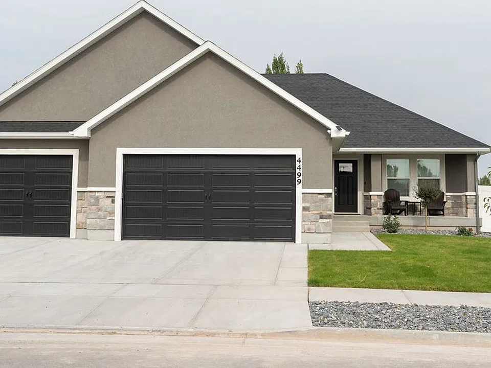 4499 Blackstone Dr