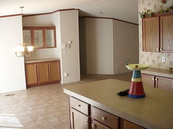 Eat In Area w/ Butlers Pantry