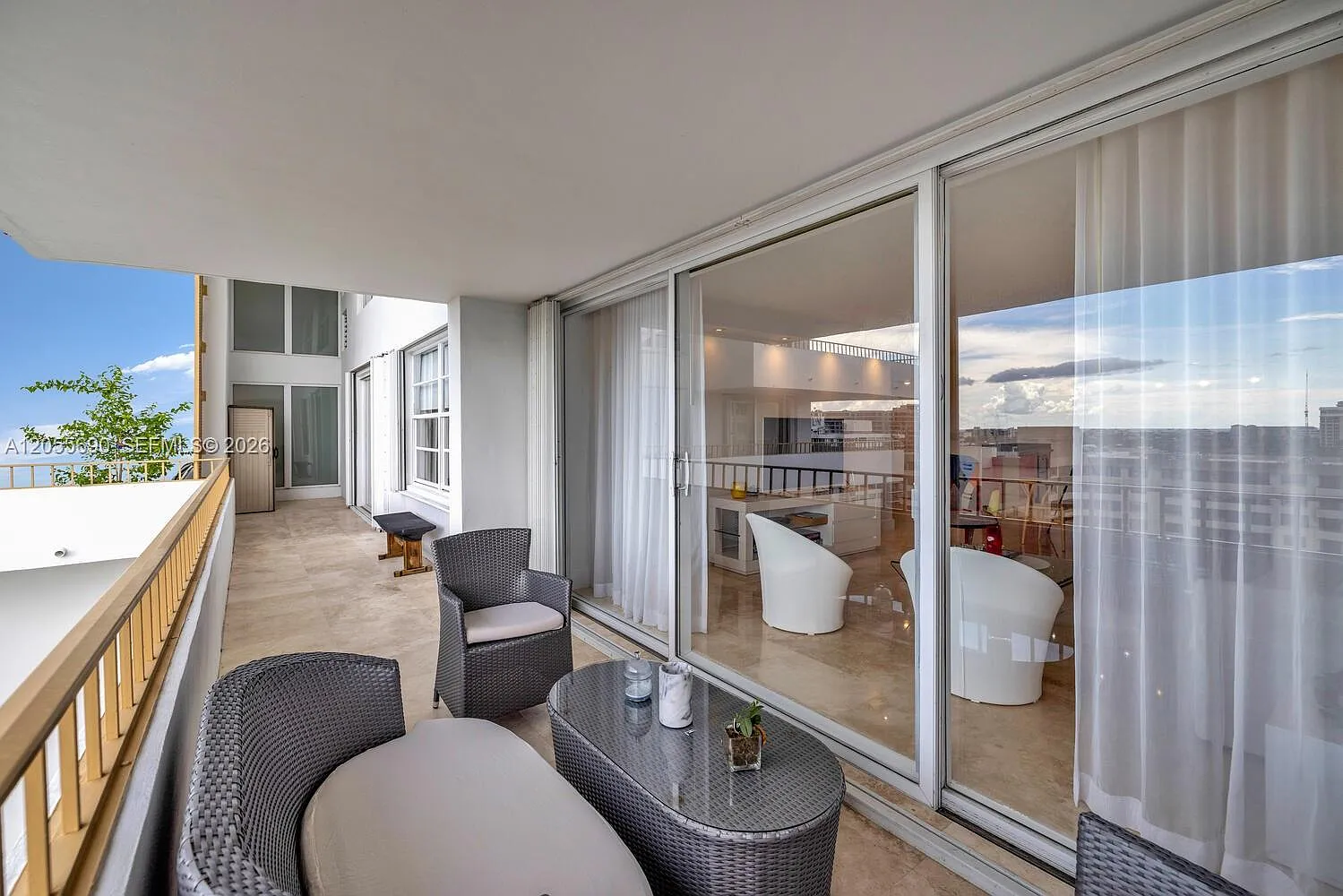 Commodore Club West Condo — Photo 3