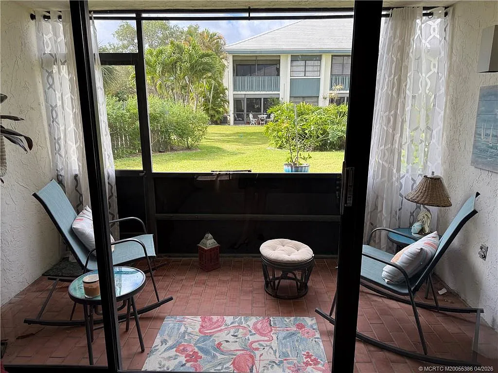 2 bed, 4.0 bath, 1300 sqft, $1,600 — Photo 2