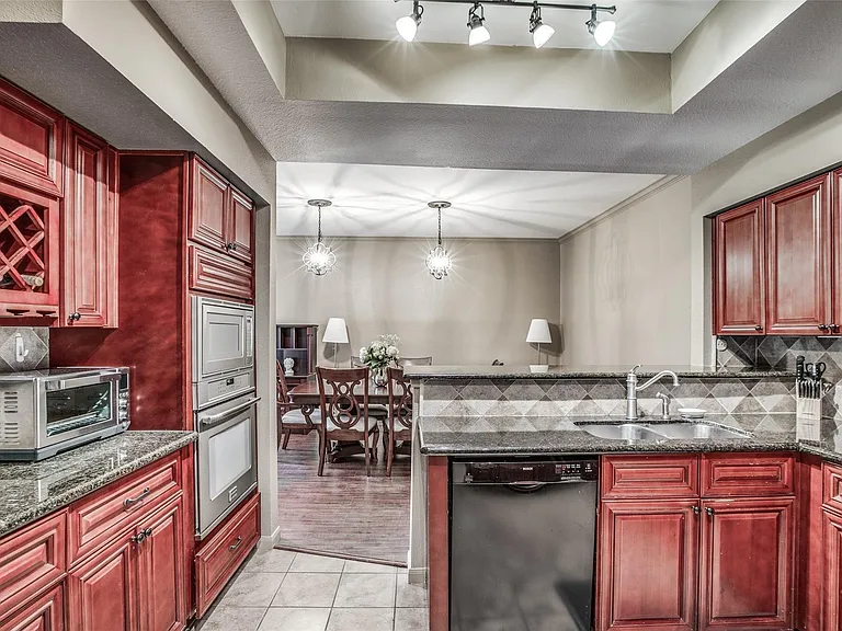 246 Litchfield Ln — Photo 8