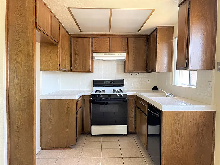 1042 W 9th St #1 — Photo 12