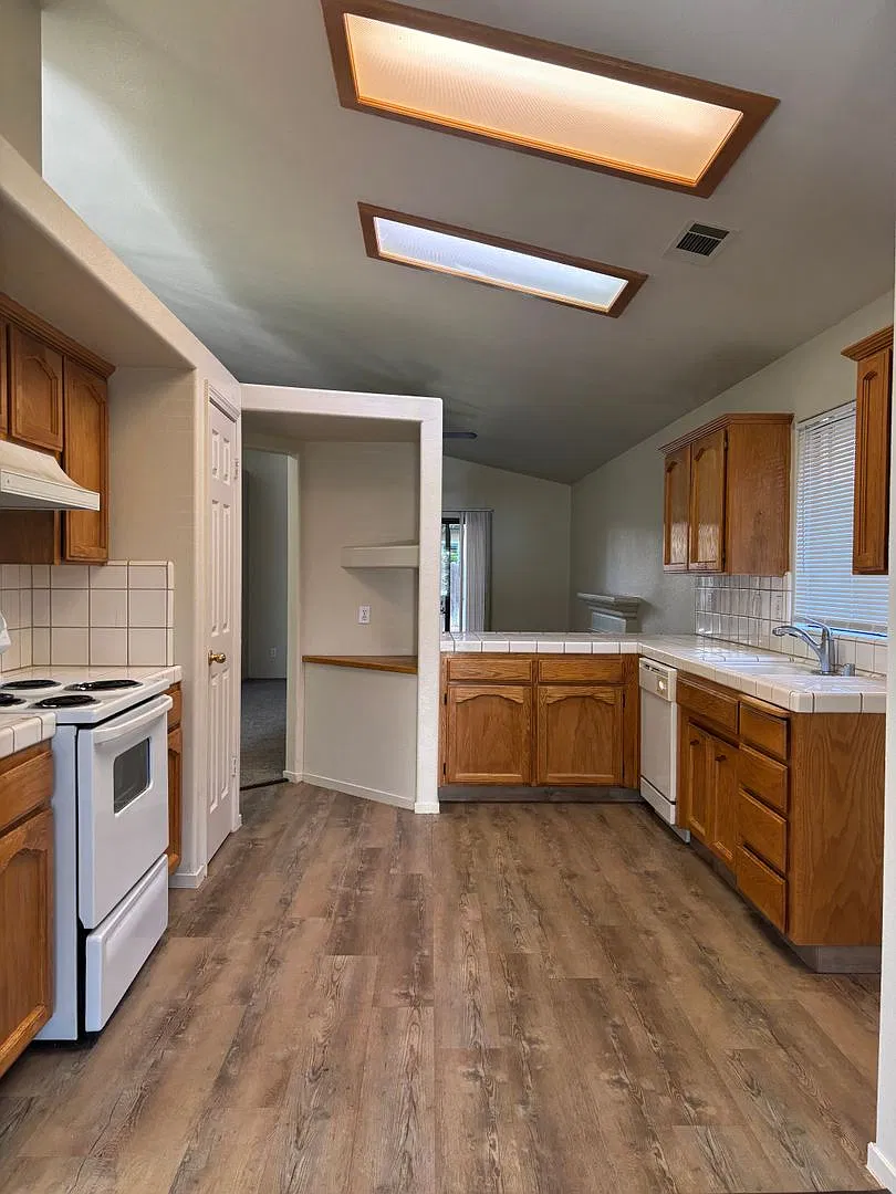 Cute 3 bedroom 2 bathroom home offering nice amenities, competitively priced, Clovis schools and ... — Photo 2