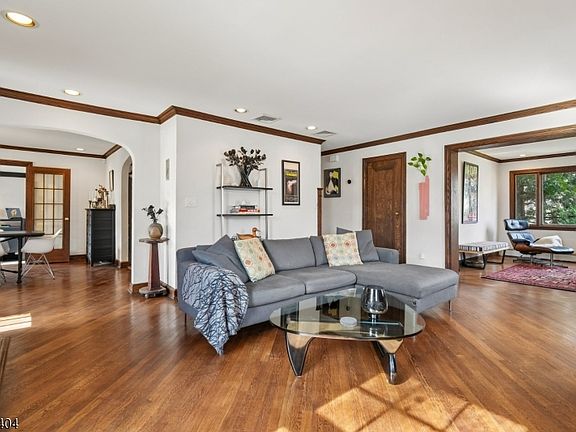 4th image of 9 Dogwood Rd