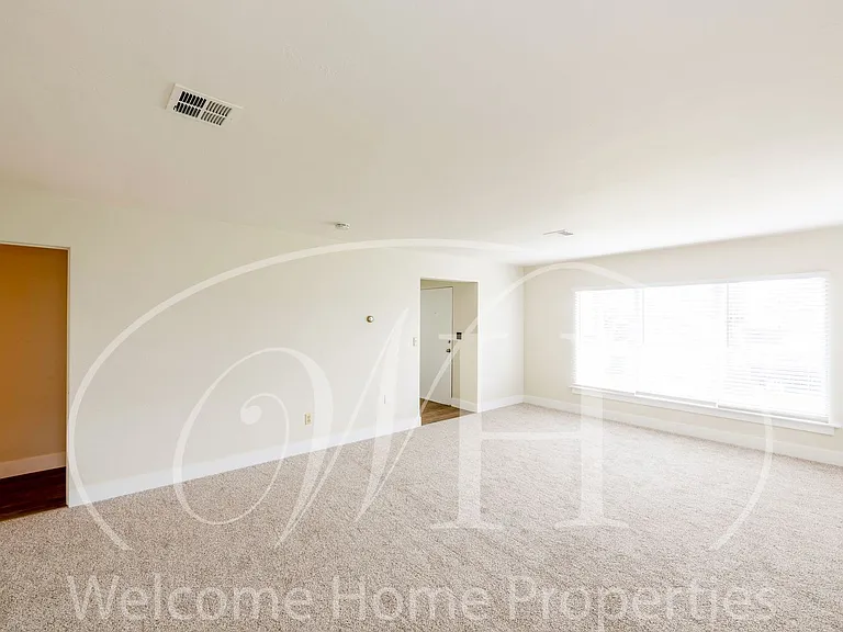 24 NE Ash Ave — Photo 6