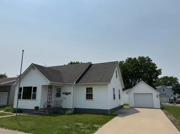 207 4th St, Parkersburg, IA 50665