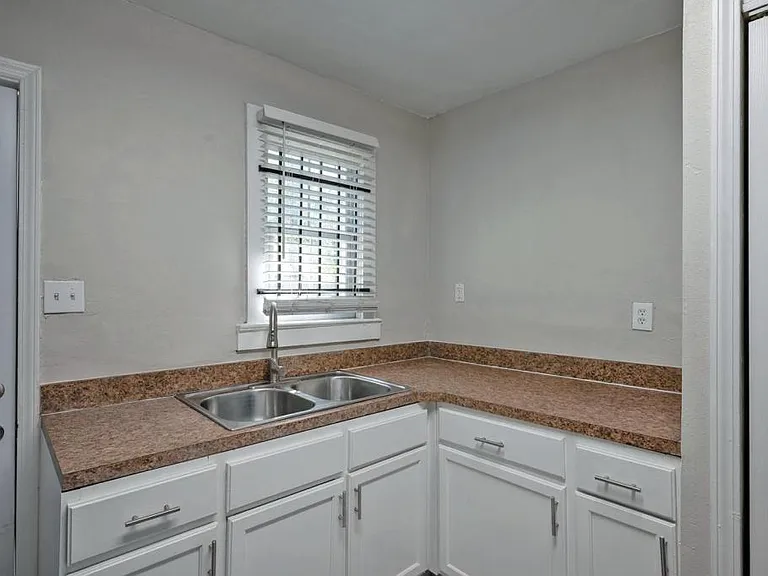 2036 W 11th St — Photo 9