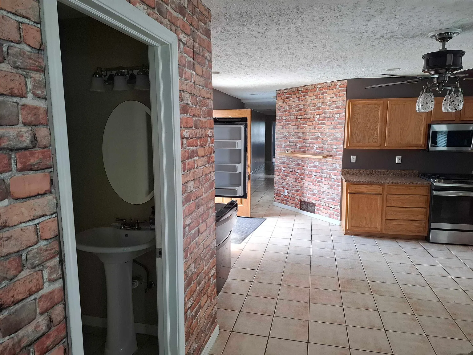 3 bed, 3.0 bath, 1536 sqft, $2,100 — Photo 3