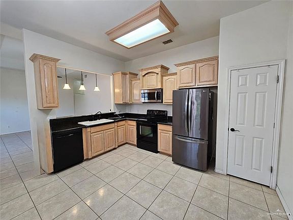 4th image of 1902 Webster Dr