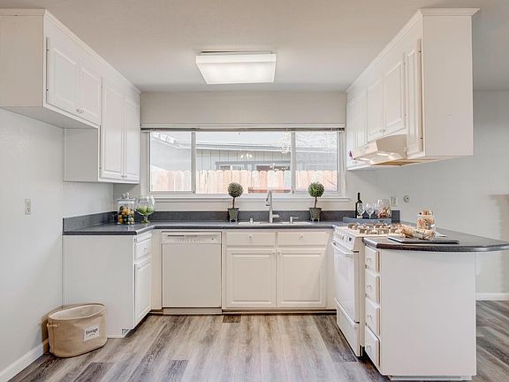 3rd image of 5897 Hillsdale Blvd
