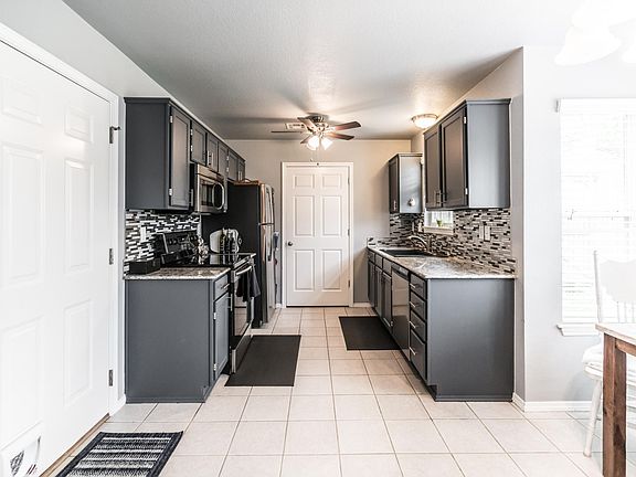 5th image of 907 SW Terry Ln