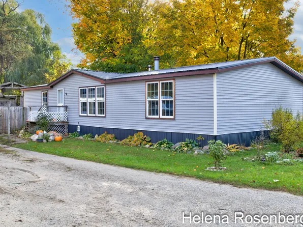 421 Willow St, Howard City, MI 49329