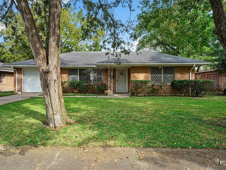 4310 Ebbtide Dr — Photo 3