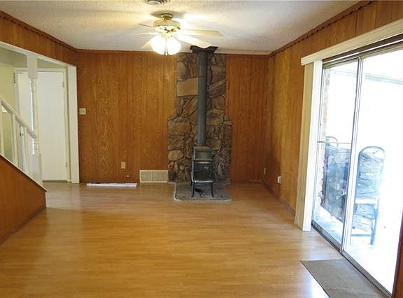 3rd image of 409 Harrelson Dr