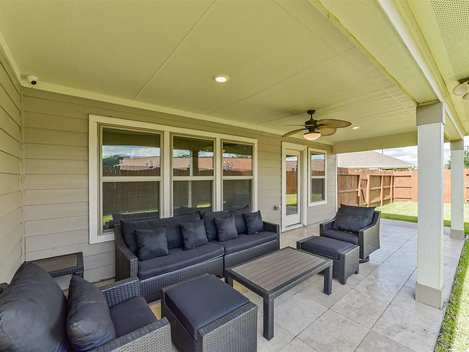 3 bed, 2.0 bath, 2440 sqft, $2,200 — Photo 4