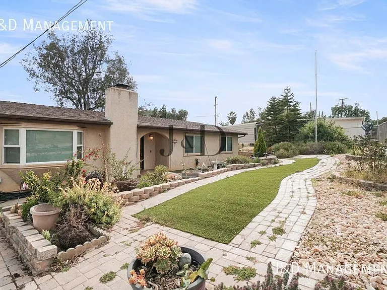 151 Bonita Pl — Photo 2