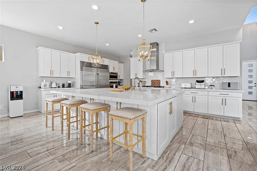 4 bed, 5.0 bath, 3880 sqft, $8,923 — Photo 2