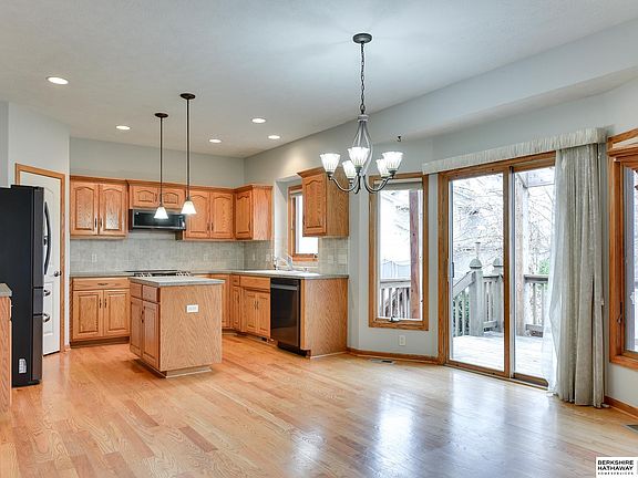 3rd image of 208 Oakmont Dr