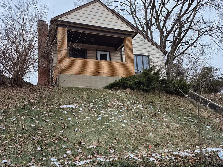 912 Morton Ave — Photo 2