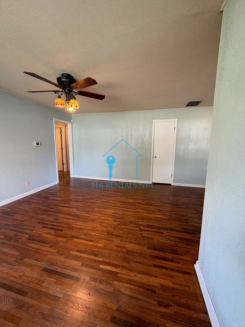 Three bed one bath available now! — Photo 4