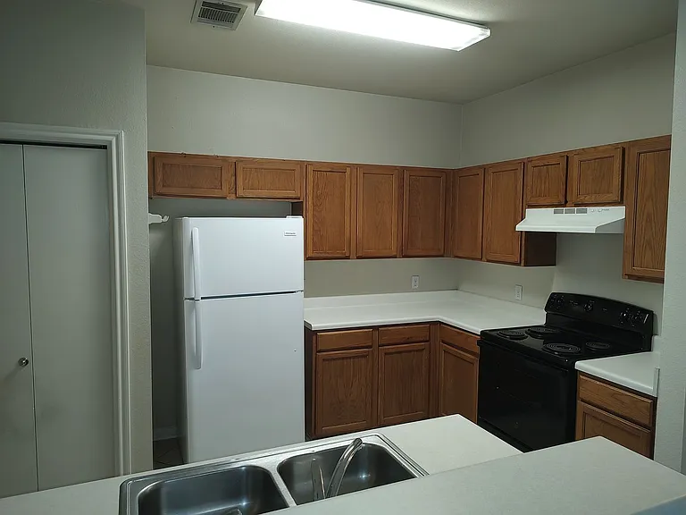 2206 S Bagdad Rd #B — Photo 4