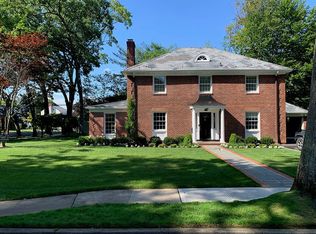 21 Warwick Rd, Rockville Centre, NY 11570