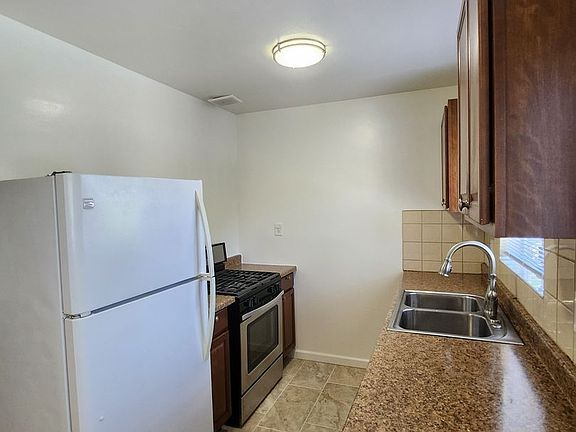 2nd image of 654 N Commonwealth Ave APT 2