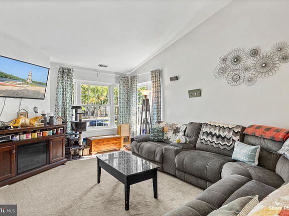 3rd image of 8 Pheasant Meadow Dr