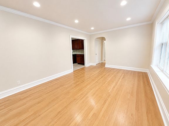 3rd image of 2044 W Farragut Ave APT 2C
