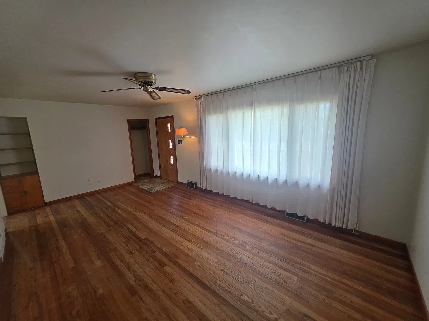 Spacious 3 bedroom 1.5 bathroom — Photo 3