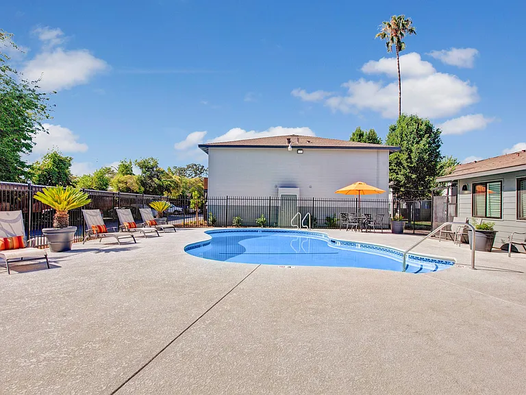 Sparkling Pool & Sundeck