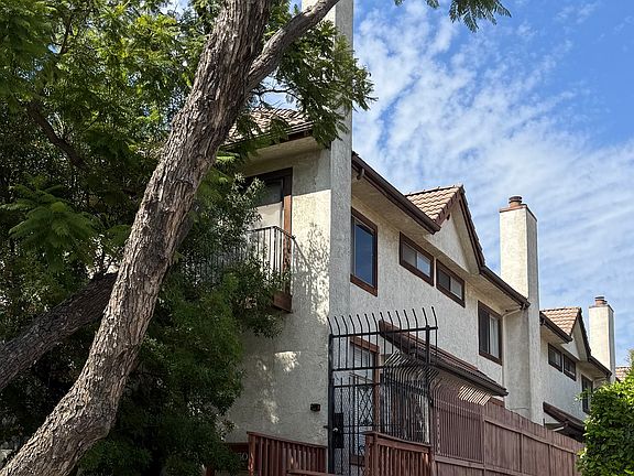 Building of 2501 W Grand Ave