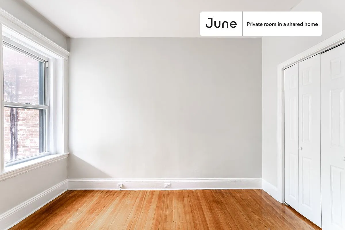 Queen bedroom in 4 bed/2 bath home in Brookline #1286 B — Photo 3