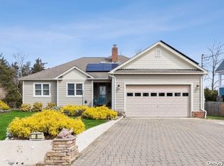 8 Willow St, Riverhead, NY 11901