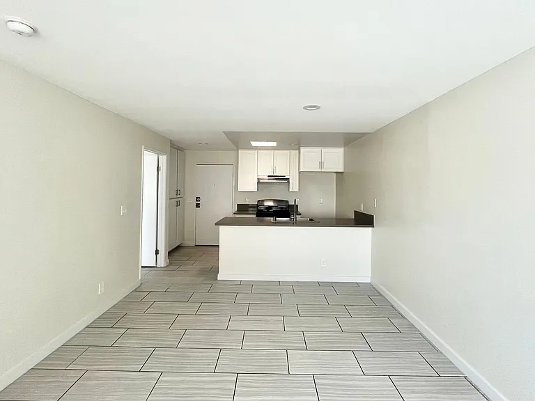 820 Glenoaks Apartments — Photo 19