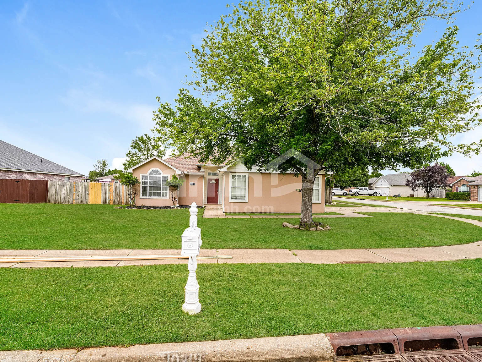 3 bed, 2.0 bath, 1367 sqft, $1,715 — Photo 2
